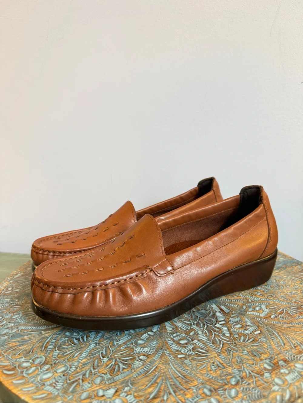 Like New! SAS Weave Slip On Brown Leather Loafer Size 8.5